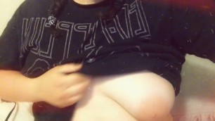 CHUBBY GOTH GIRL SHOWS TOTS AND PLAYS WITH HERSELF