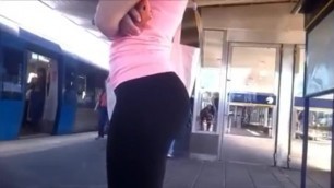 Candid teen in black leggings with great ass waiting for train