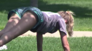 Mis primas culoncitas hacen yoga en el parque