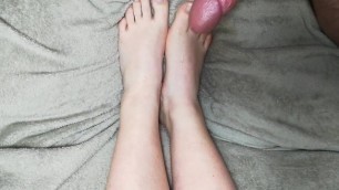 FOOT FETISH - cumshot on young perfect feet