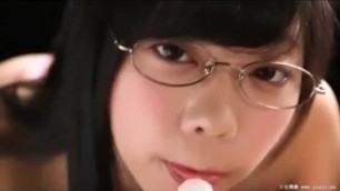 Hikaru Aoyama con gafas demuestra lo mejor que sabe hacer con Chupa-Chups